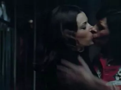 فاتنة قرنية نورا آيفي وكورالي سمرز يتشاركون فلم سكس اخ مع اخته قضيبًا قويًا على الأريكة