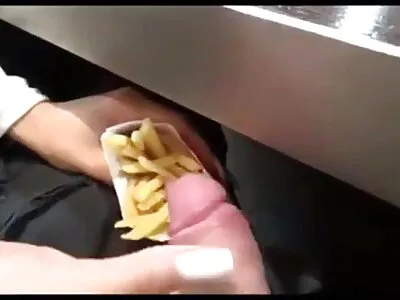 امرأة ناضجة تمارس موقع سكس محارم اجنبي الجنس في المطبخ